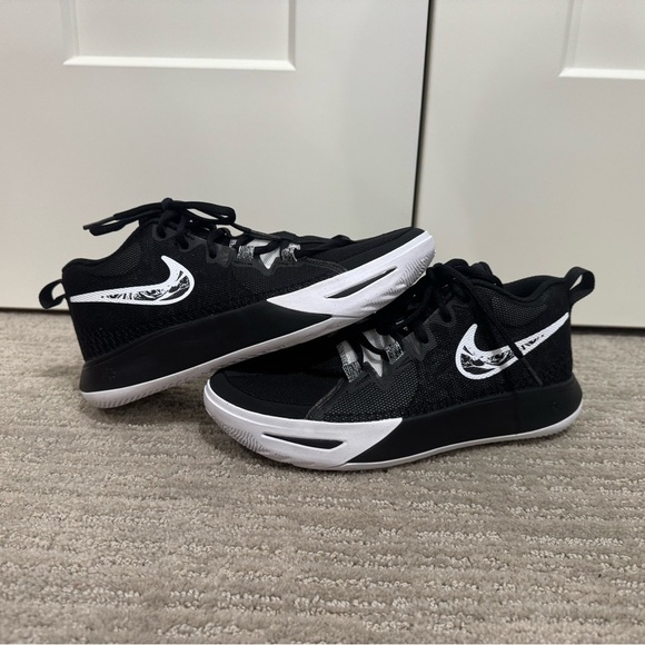 Nike Kids Kyrie Flytrap 6 'Black White' - Picture 7 of 12